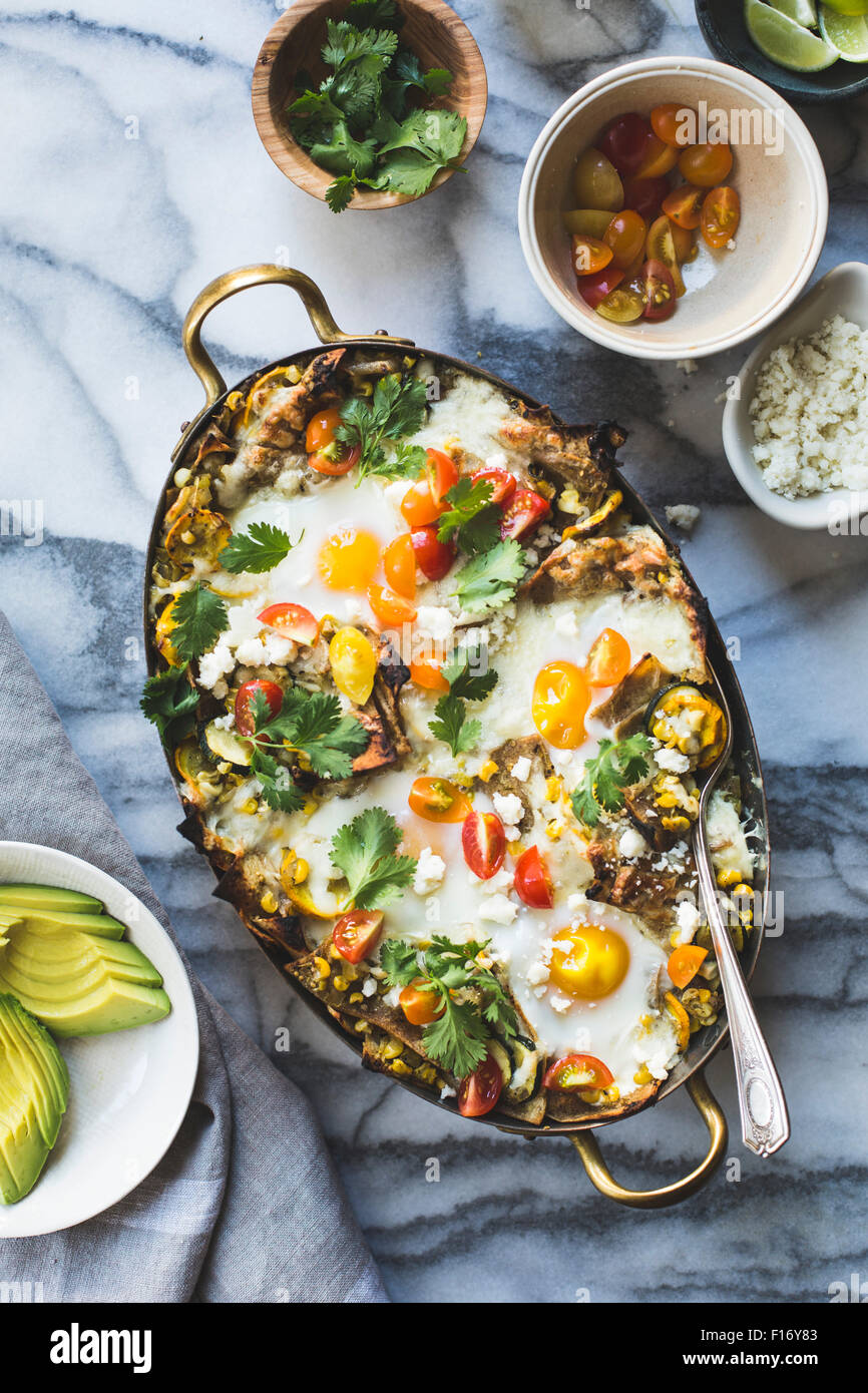 Légumes d'été cuit chilaquiles. Banque D'Images