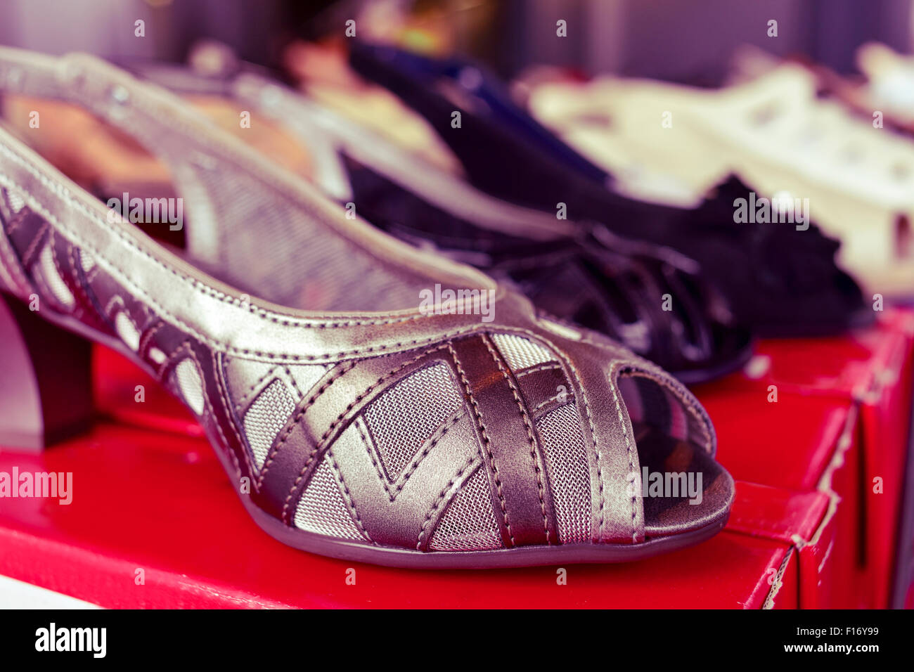 Libre de quelques différentes femme chaussures en vente dans un marché de rue, avec un effet de filtre Banque D'Images