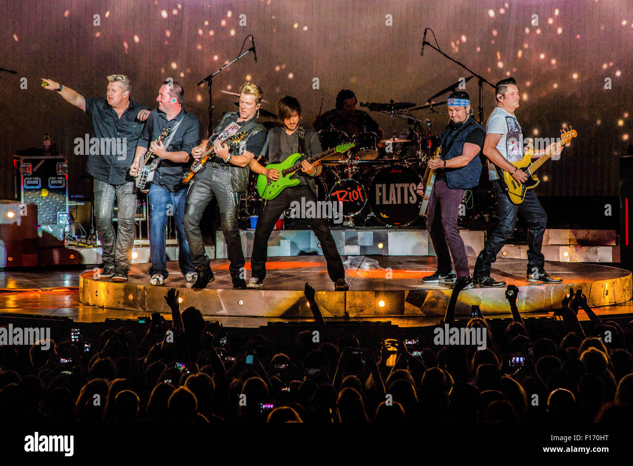 Toronto, Ontario, Canada. Août 28, 2015. Rascal Flatts est un groupe américain de musique country pop Rascal Flatts fonctionne à Amphithéâtre Molson Canadian, à Toronto. Membres du groupe : GARY LEVOX, JAY DEMARCUS ET JOE DON ROONEY © Igor Vidyashev/ZUMA/Alamy Fil Live News Banque D'Images