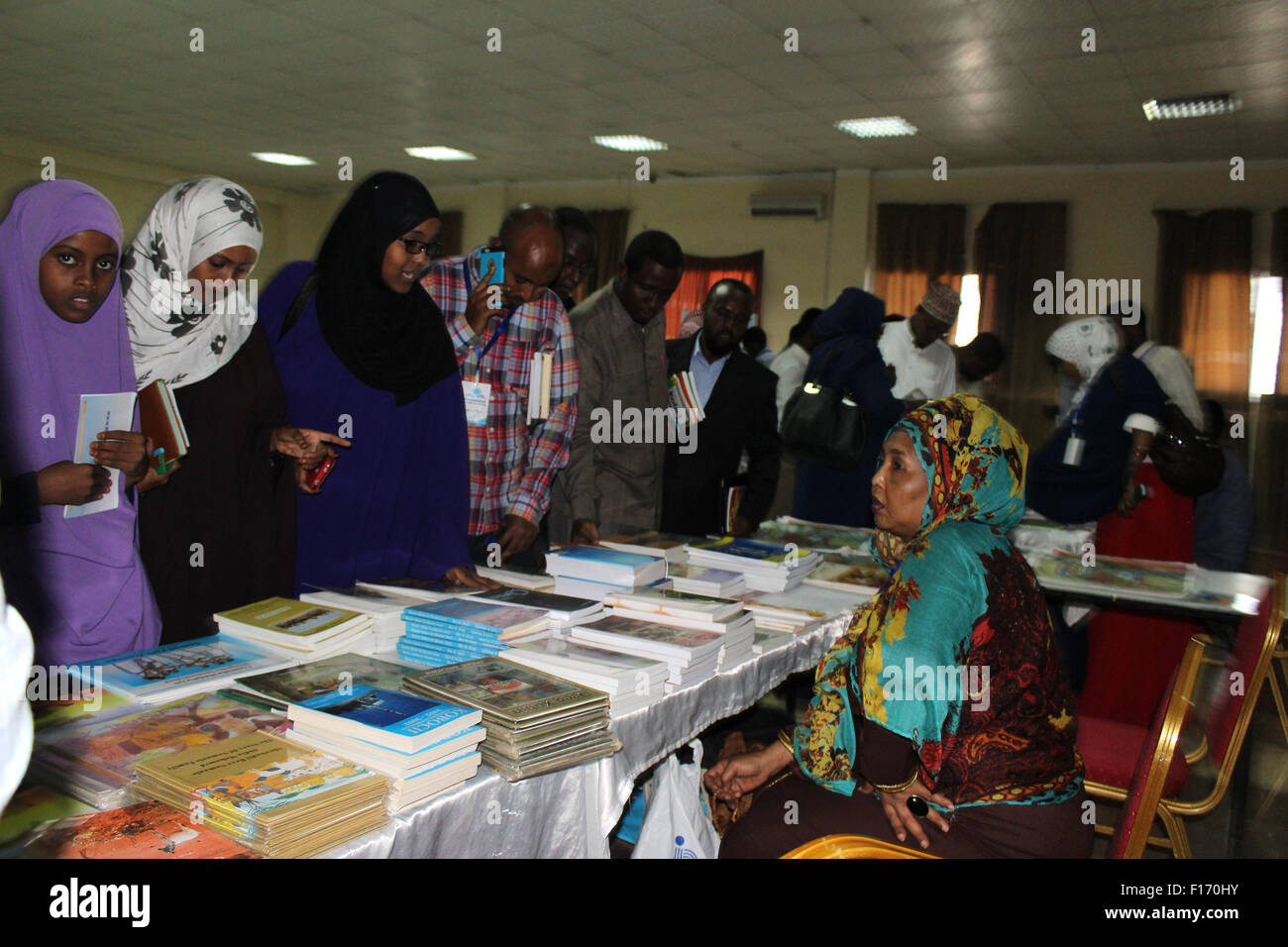 (150828) -- Mogadiscio, le 28 août 2015(Xinhua) -- le peuple somalien choisir des livres au cours de la Foire internationale du livre de Mogadiscio à Mogadiscio, Somalie, le 28 août 2015. Du mercredi au vendredi de Mogadishu a tenu son premier salon du livre après un long moment de chaos dans le pays. (Xinhua/Faisal miu) Banque D'Images