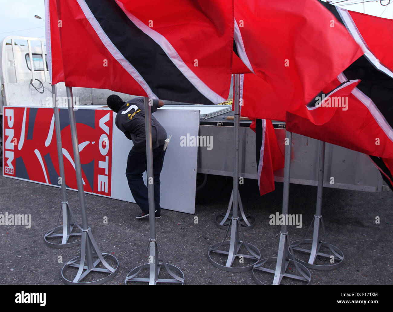 Saint Augustin, la Trinité-et-Tobago. 27 août, 2015. Le logo du parti politique du PNM et drapeau national de la Trinité-et-Tobago sont assemblées pour décorer un rassemblement public dans le cadre de la campagne des élections générales le 27 août 2015 à St Augustine, Trinité. Les élections ont eu lieu le 07 septembre, 2015. Credit : SEAN DRAKES/Alamy Live News Banque D'Images