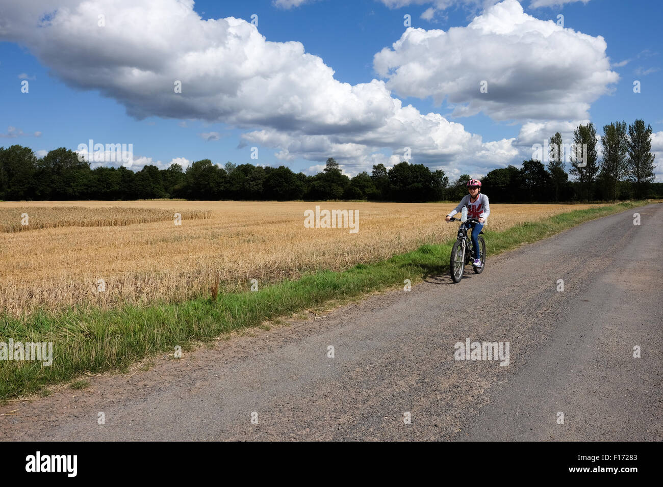 Jeune fille parcourt garendon park loughborough Banque D'Images