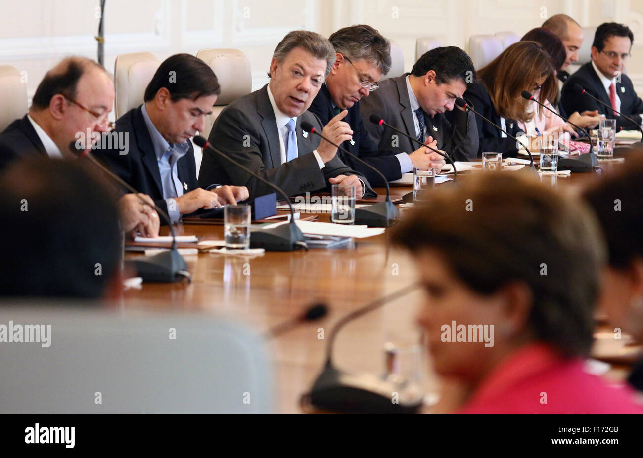 Bogota, Colombie. Août 28, 2015. Image fournie par la présidence de la Colombie montre le président colombien Juan Manuel Santos (C) présider une réunion avec le Conseil des ministres à Bogota, Colombie, le 28 août, 2015. Santos s'est réuni avec ses ministres pour discuter de la crise en cours avec le pays voisin, le Venezuela qui a ordonné de fermer sa frontière. © Nelson Cardenas/Présidence de la Colombie/Xinhua/Alamy Live News Banque D'Images