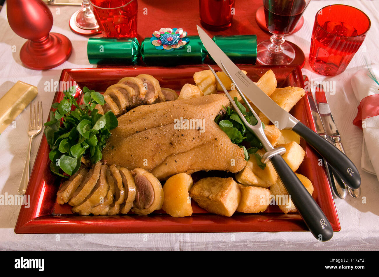 Repas de Noël avec une couronne d'oie, choux de Bruxelles, pommes de terre et légumes. Banque D'Images