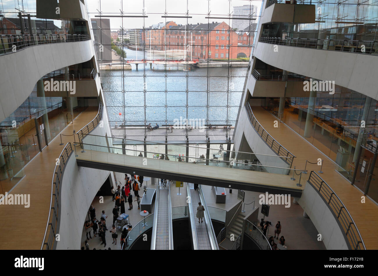 Hall central à la Bibliothèque royale dans le Black Diamond, Den Sorte Diamant, à Copenhague. L'intérieur et vue sur le port de Copenhague par les façades. Banque D'Images