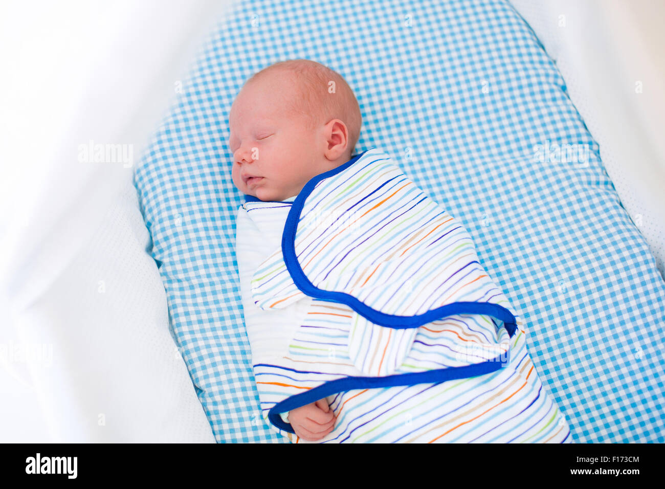 Adorable Bebe Nouveau Ne Emmaillote A Dormir Dans Un Lit Blanc Nouveau Ne Garcon Prendre Une Sieste En Bleu Bebe Les Enfants Dormir Langes Pour Bebes Photo Stock Alamy