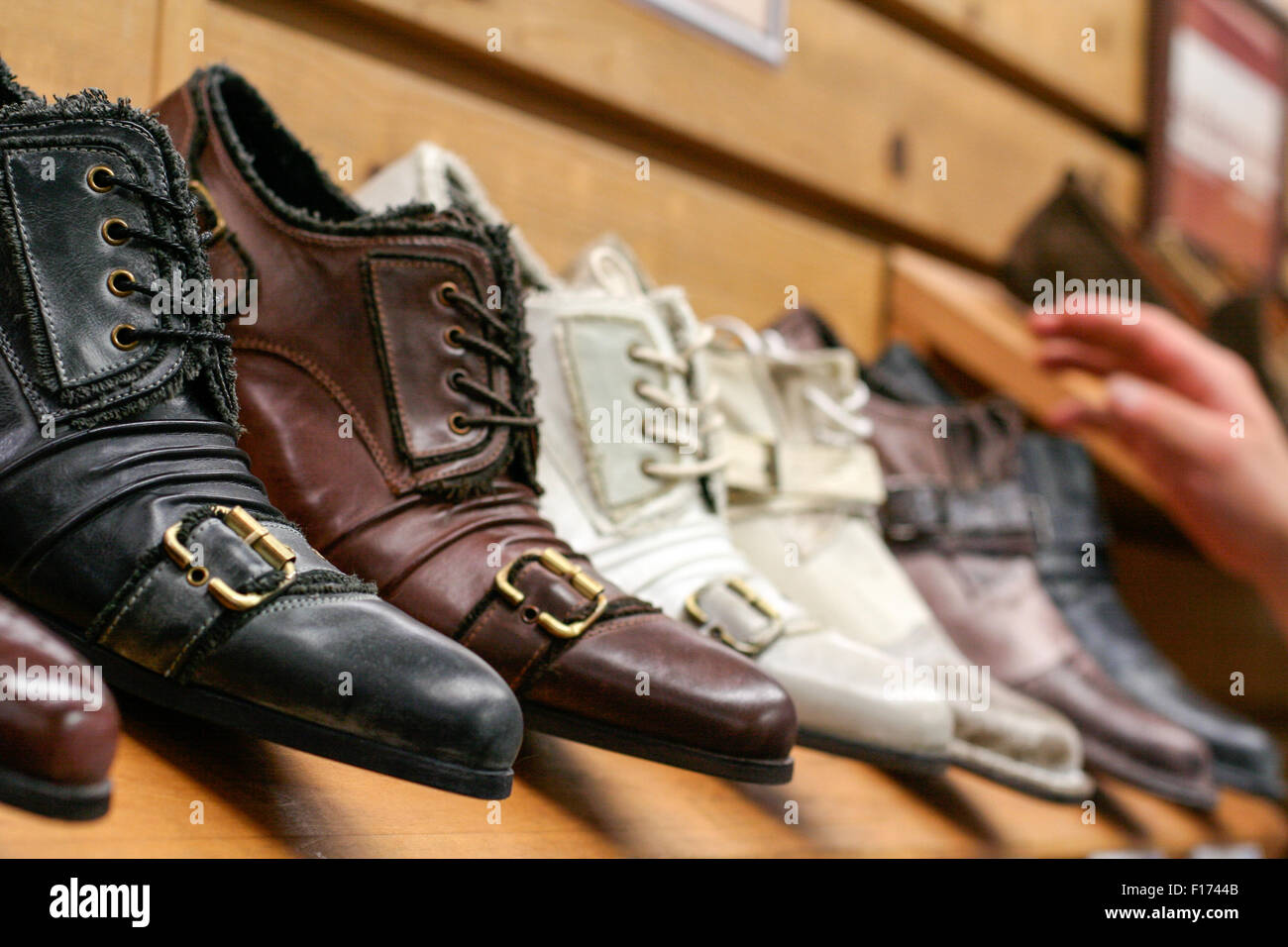 Mens chaussures en cuir pointues couleurs assorties d'une boucle de près de conseil Banque D'Images