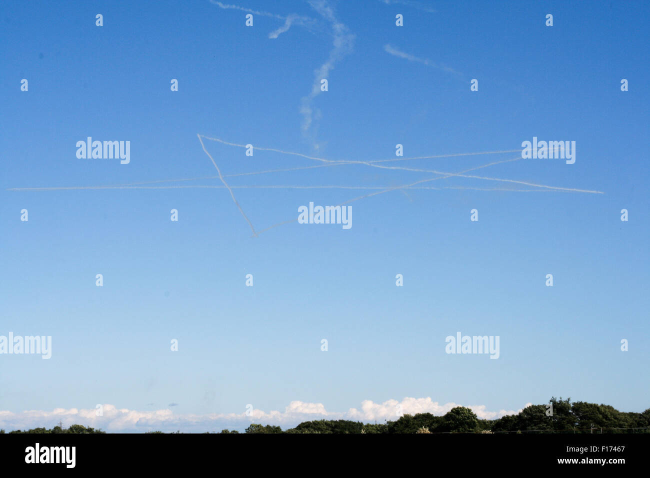 Pentagram traînée de fumée dans le ciel bleu Banque D'Images