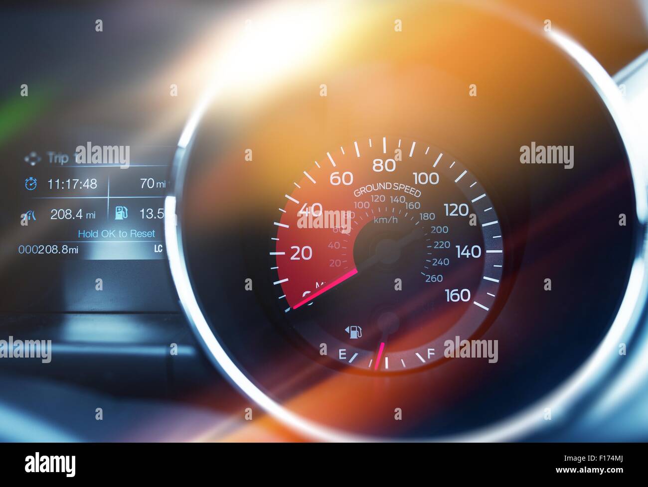 La vitesse compte-tours. Contrôle de vitesse Tableau de bord voiture moderne Concept. Banque D'Images