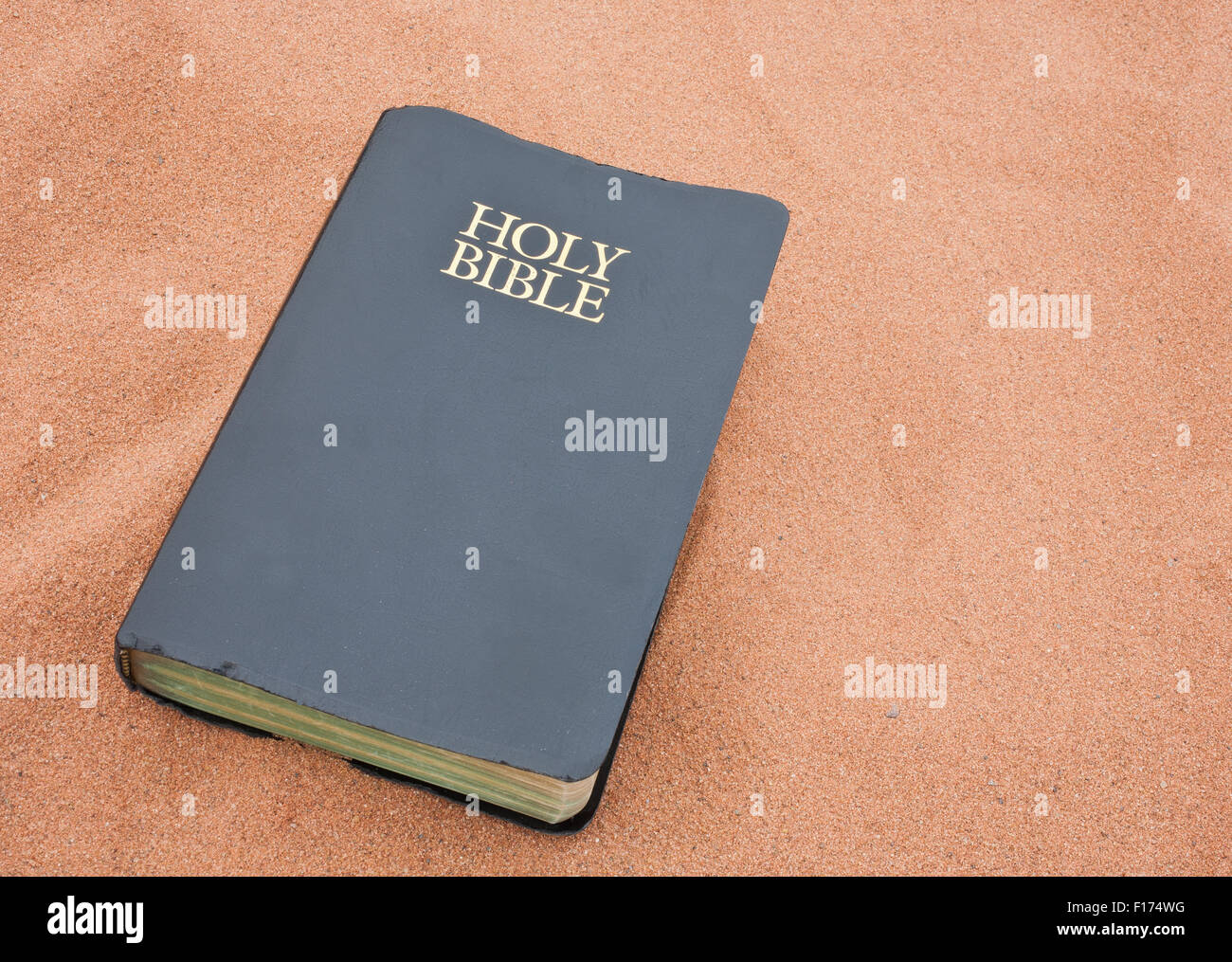 Sainte Bible sur le sable Banque D'Images
