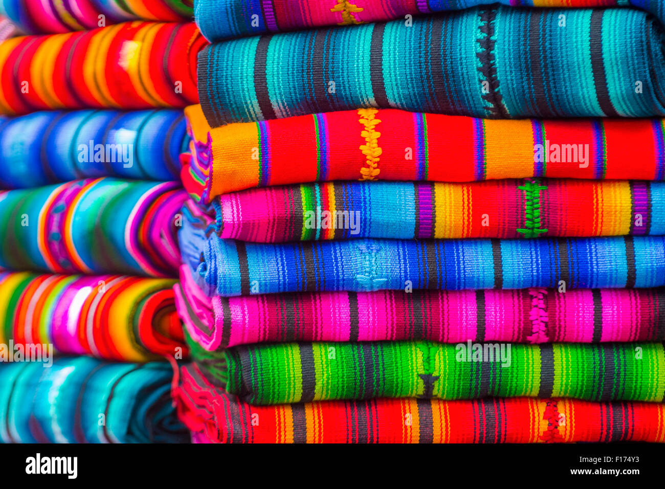 Couvertures maya créations textiles sur le marché de Chichicastenango au Guatemala Banque D'Images
