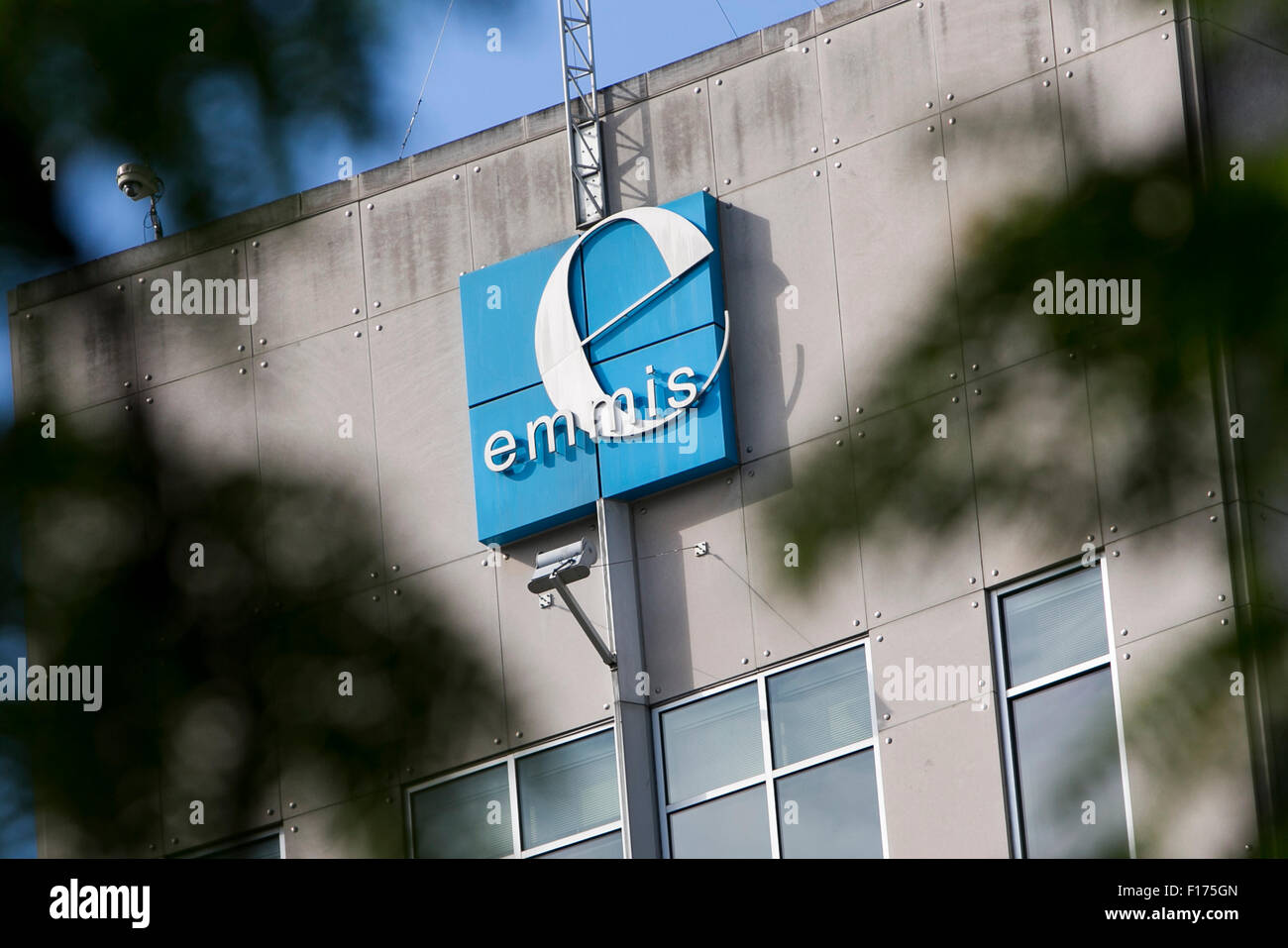 Un logo affiche à l'extérieur du siège de Emmis Communications in Indianapolis, Indiana le 15 août 2015. Banque D'Images