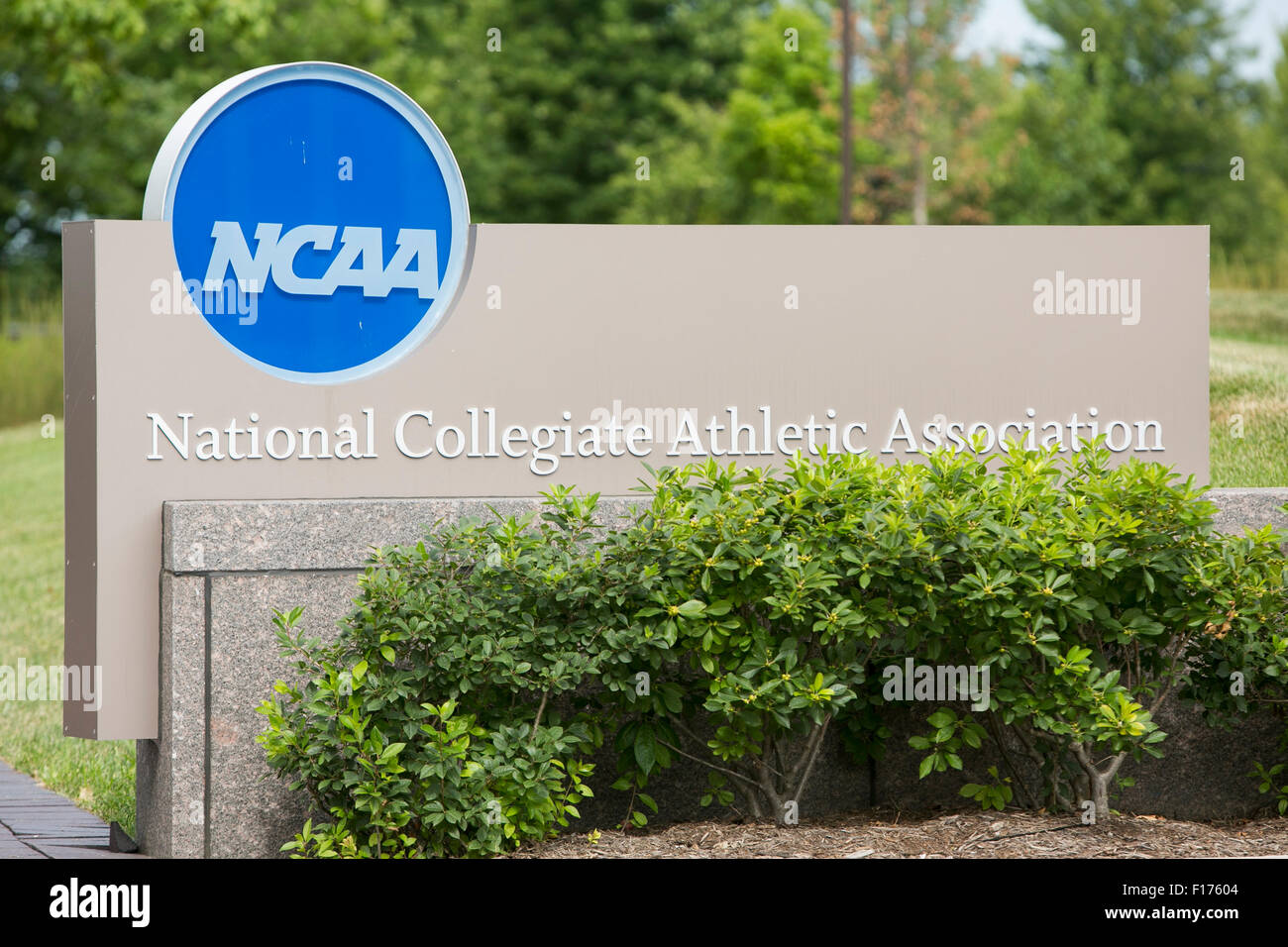 Un logo affiche à l'extérieur du siège de la National Collegiate Athletic Association (NCAA) à Indianapolis, Indiana sur Augus Banque D'Images