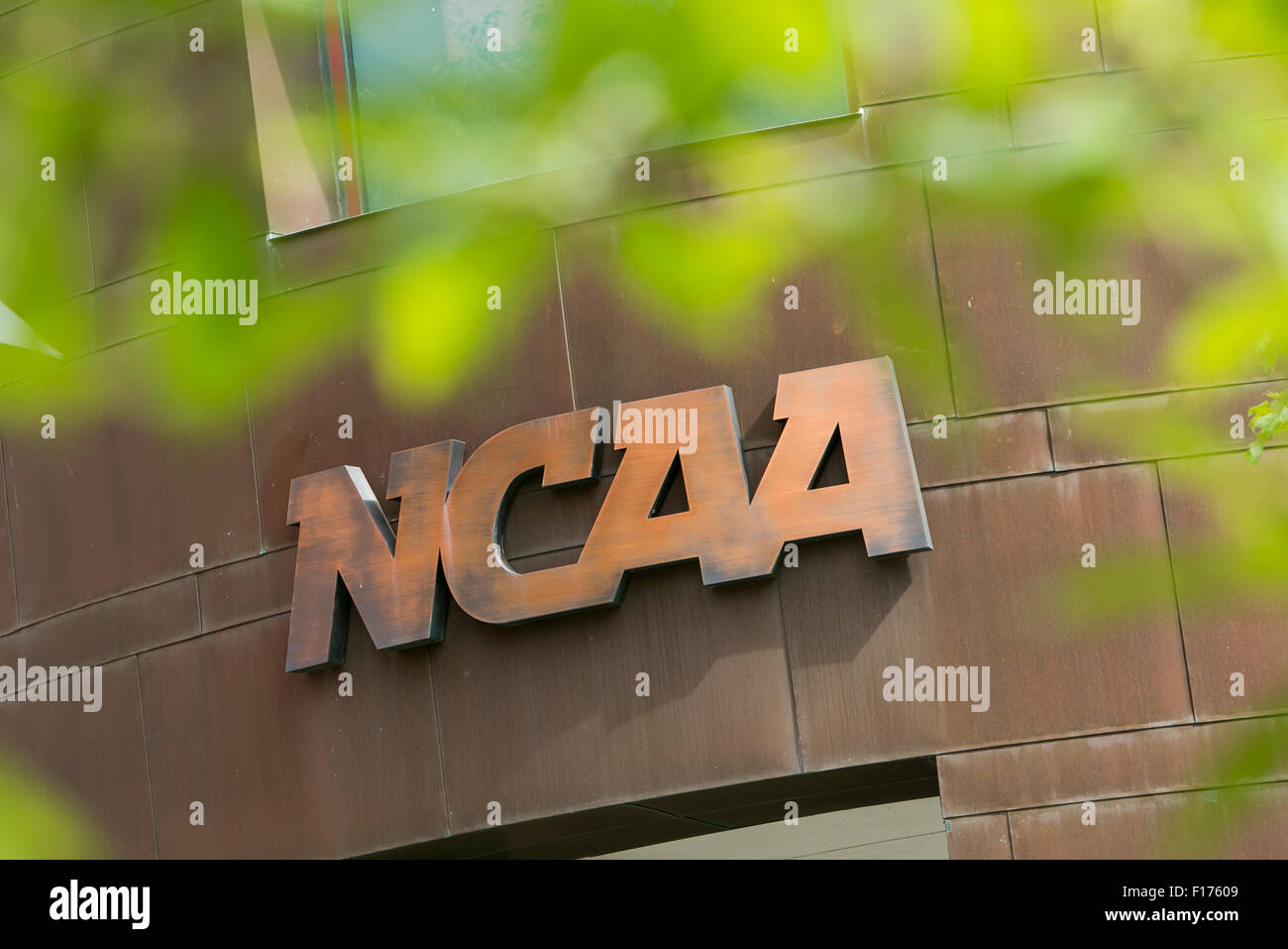 Un logo affiche à l'extérieur du siège de la National Collegiate Athletic Association (NCAA) à Indianapolis, Indiana sur Augus Banque D'Images