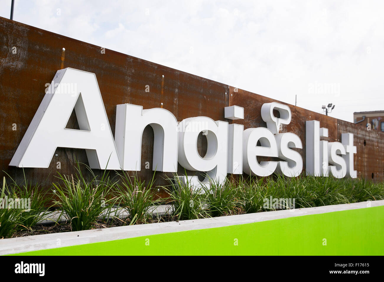 Un logo affiche à l'extérieur du siège de Angie's List, Inc., à Indianapolis, Indiana le 15 août 2015. Banque D'Images