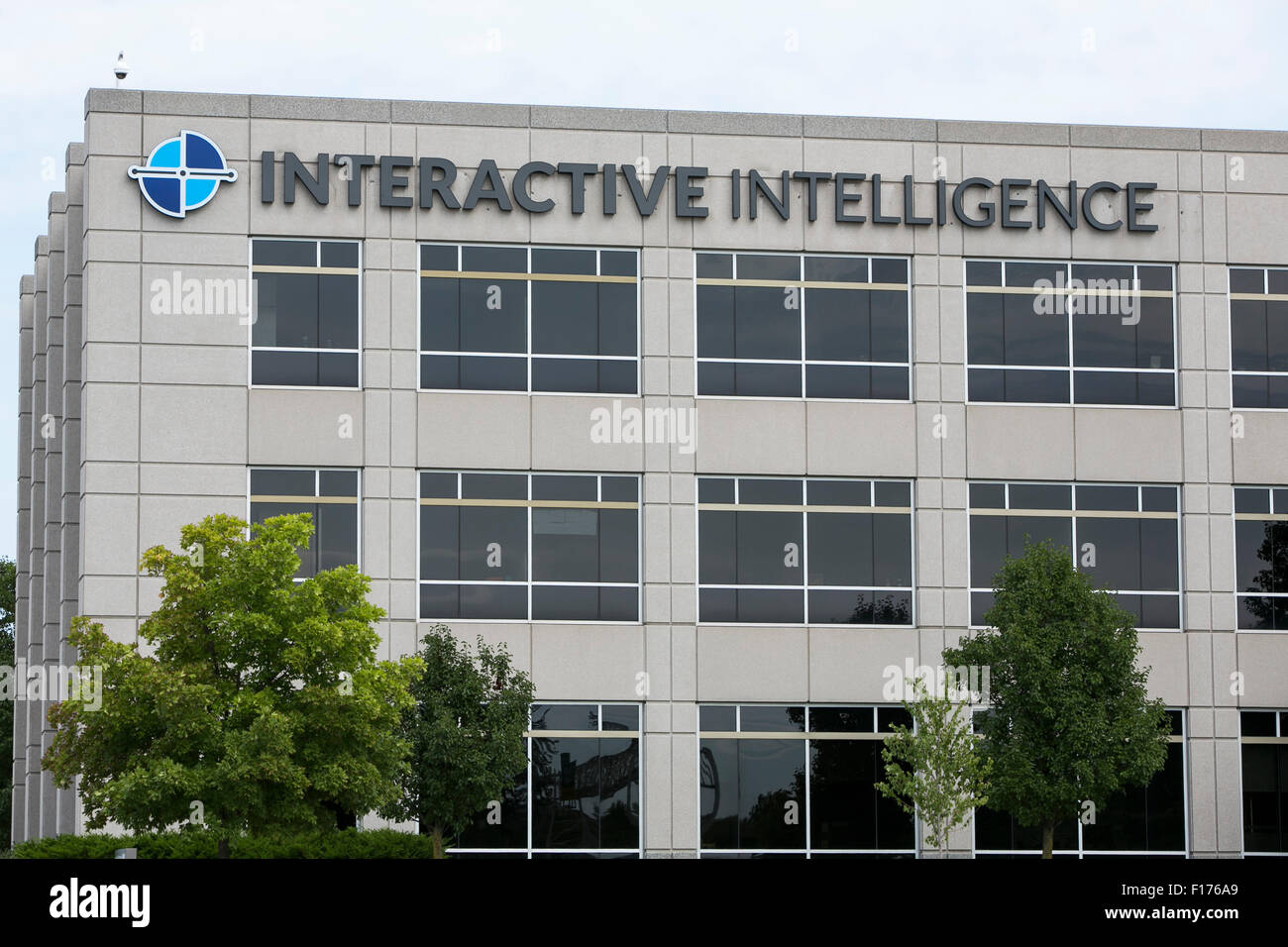 Un logo affiche à l'extérieur du siège de l'Intelligence Interactive, Inc., à Indianapolis, Indiana le 15 août 2015. Banque D'Images