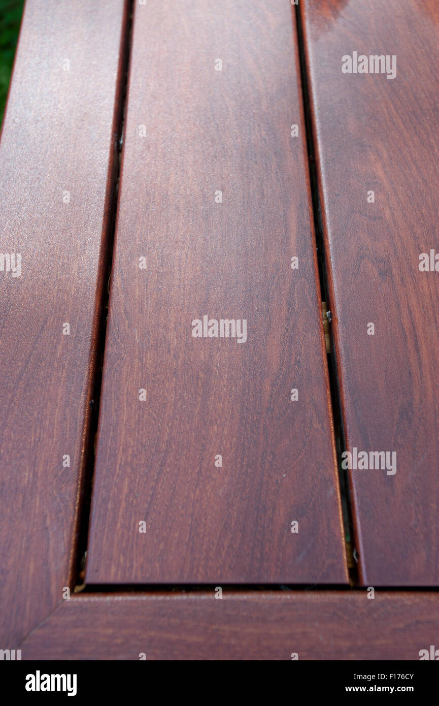 Terrasses en bois synthétique sur un patio dans l'plate-forme le faux bois est faite de Zuri Banque D'Images