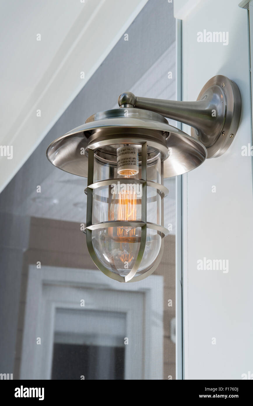 Basse tension extérieur extérieur lampe lumière luminaire en métal avec  ampoule à filament incandescent montrant la Photo Stock - Alamy