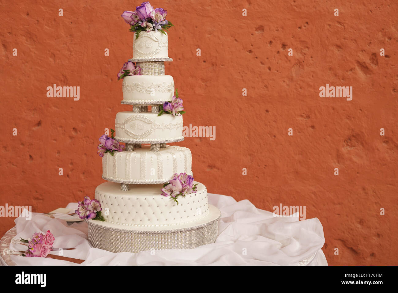 Gâteau de mariage blanc décorée de fleurs Banque D'Images