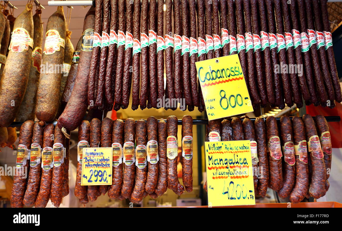Une sélection de salami saucisses à la nagycsarnok, grand marché, Budapest, Hongrie Banque D'Images