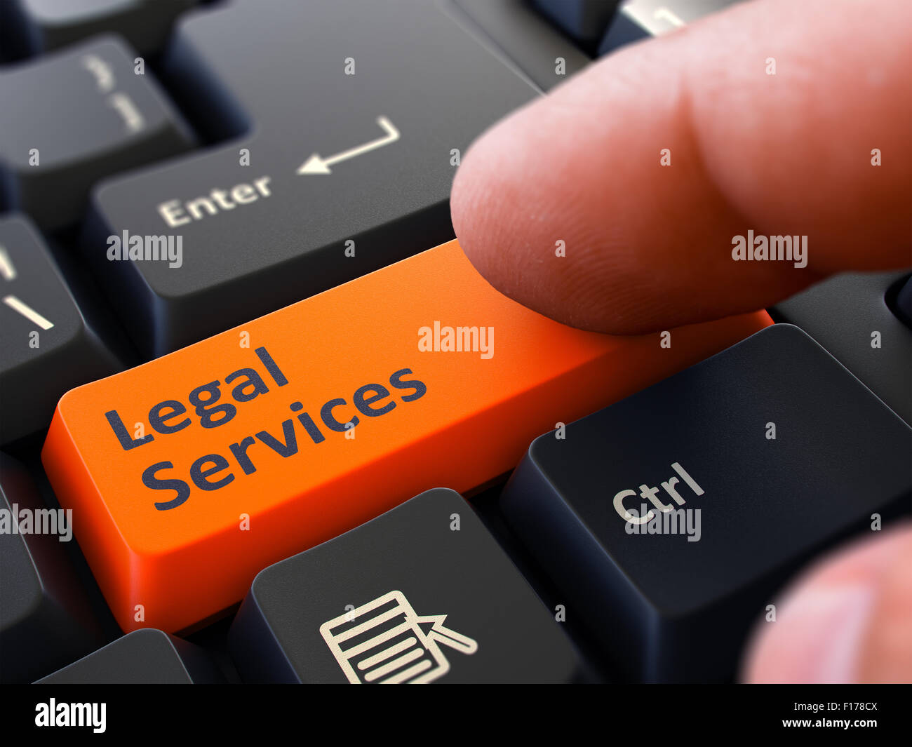 Ordinateur utilisateur appuie sur bouton Orange Services juridiques sur le clavier noir. Vue rapprochée. Arrière-plan flou. Banque D'Images