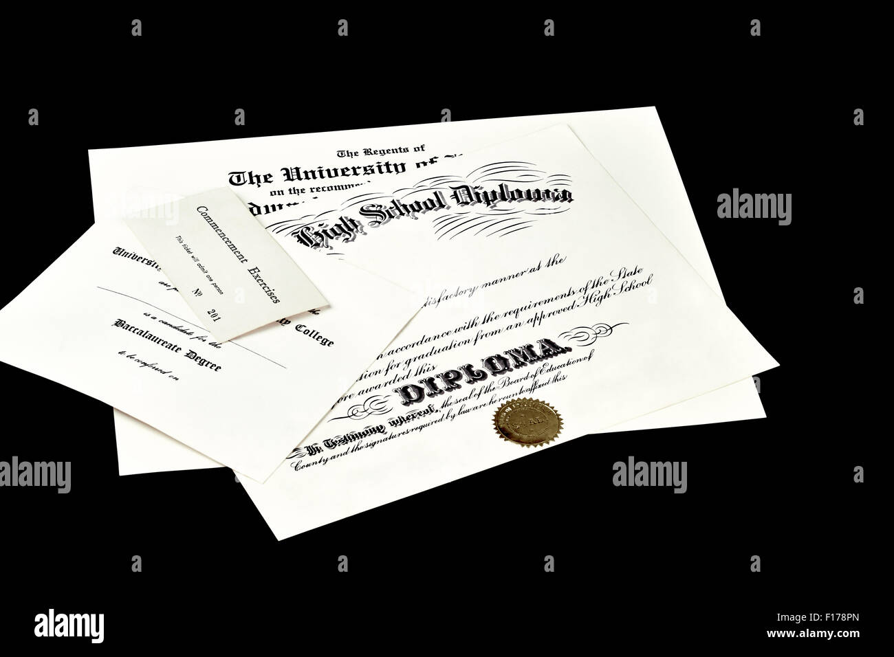 Les documents de certification, y compris l'Éducation Diplôme d'études secondaires,début Billet, et d'un diplôme universitaire isolated on black Banque D'Images