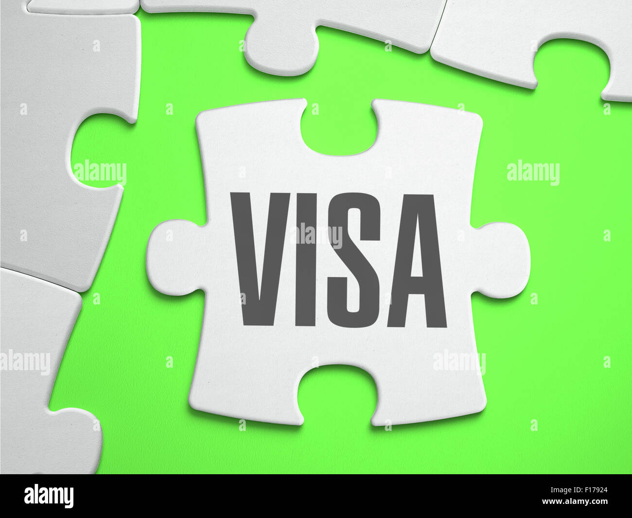 Visa - le puzzle avec les pièces manquantes. Fond vert vif. Close-up. 3d illustration. Banque D'Images