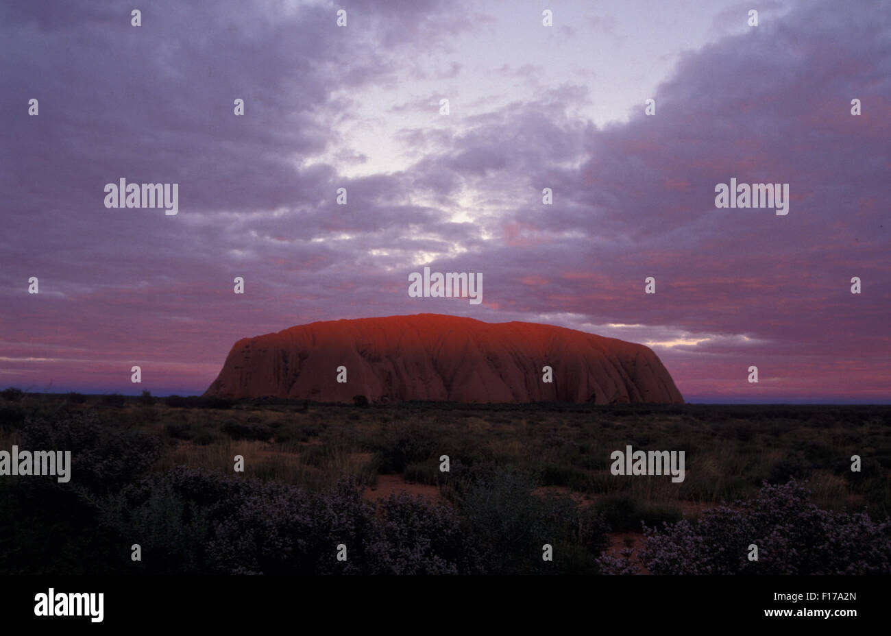 Uluru, Ayers Rock, au coeur du territoire du nord du désert du Centre Rouge est considérée comme l'une des principales attractions touristiques de l'Australie. Banque D'Images