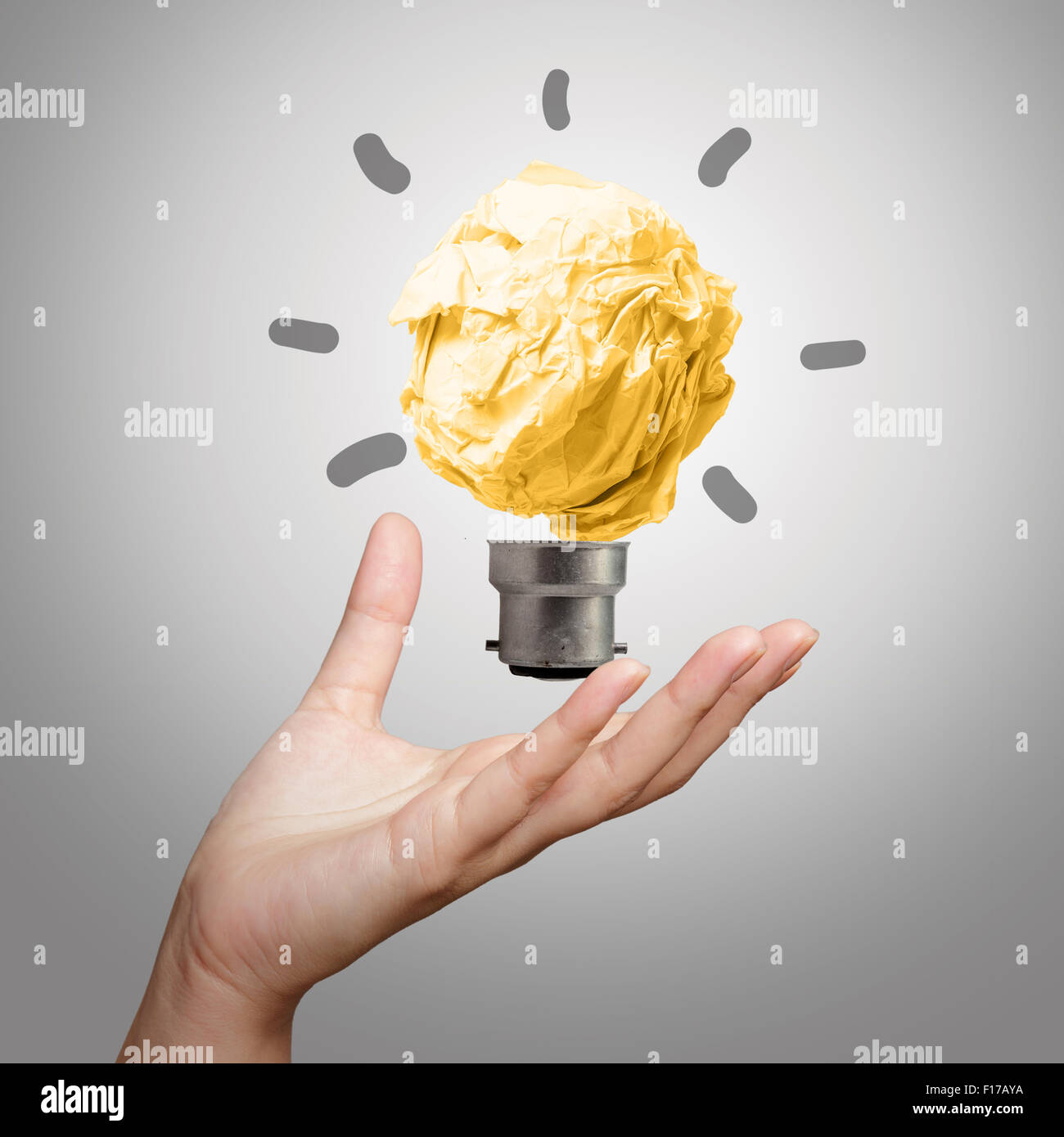 La lampe de la main montrant papier froissé comme concept créatif Banque D'Images