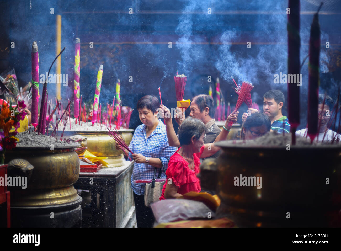 Chinois indonésien les gens prient à Jin Yuan de temple à Jakarta. © Anastasia Ika Banque D'Images
