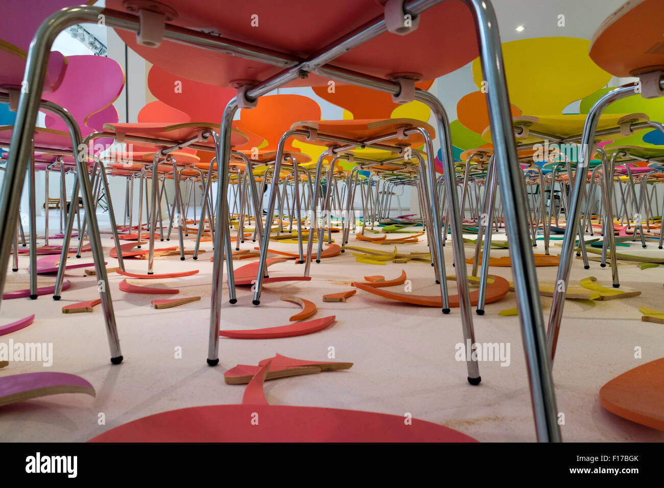 Exposition dans le Musée du Design à Gand, Belgique de la conception de chaises Arne Jacobsen Banque D'Images