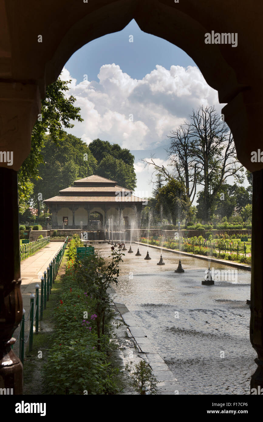 L'Inde, le Jammu-et-Cachemire, Srinagar, Shalimar Bagh Jardin Moghol, construit par l'Empereur Jehangir, fontaines du Diwan-i-Khas Banque D'Images