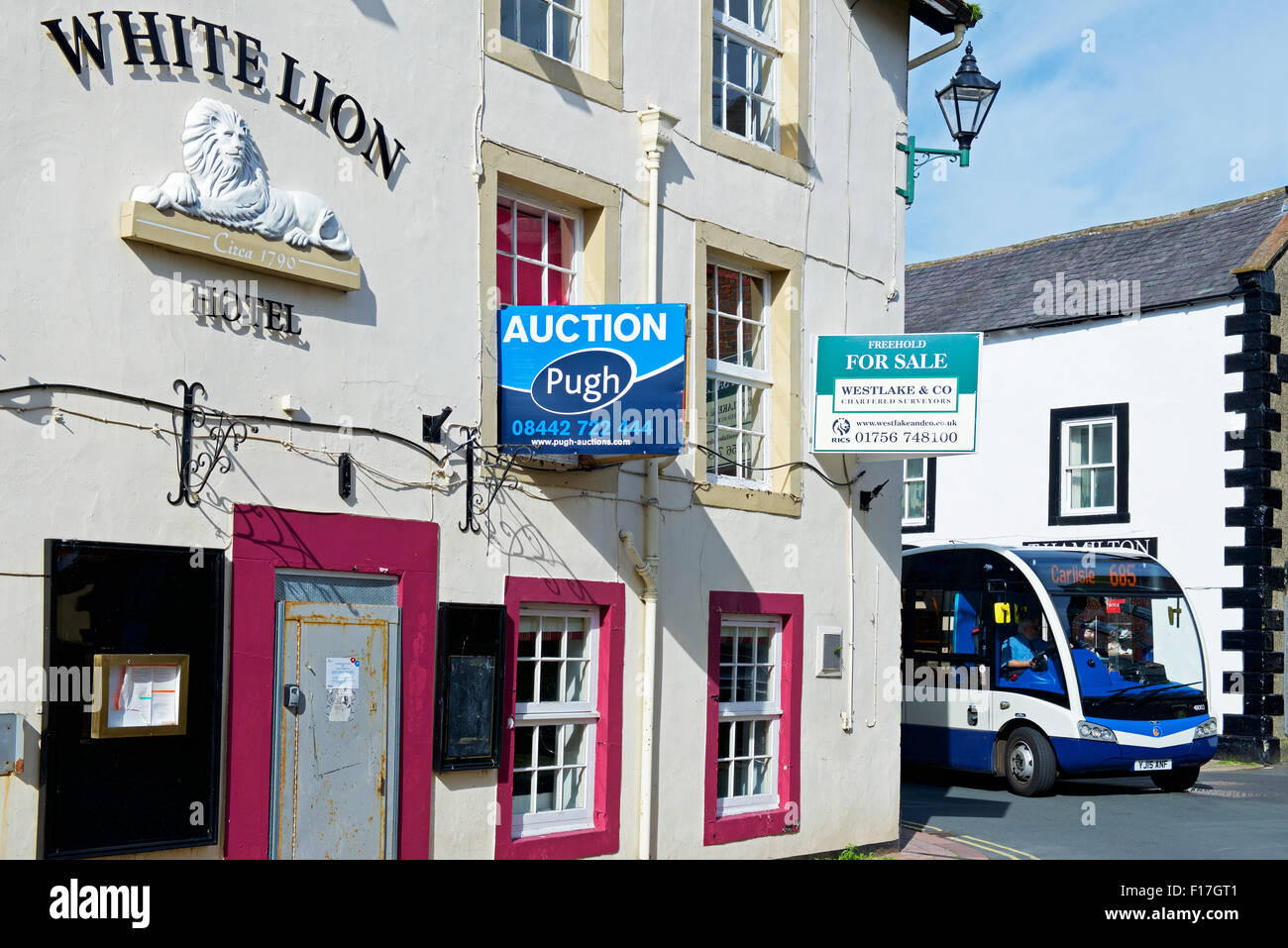 Le Lion Blanc pub, fermée et fermée, avec For Sale sign, à Brampton, Cumbria, Angleterre, Royaume-Uni Banque D'Images