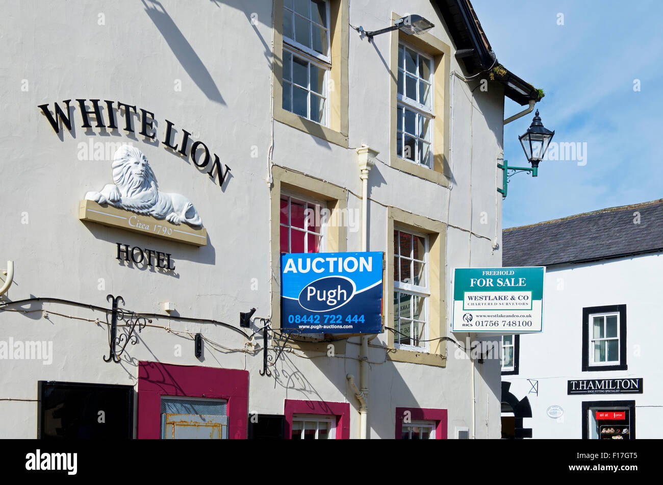 Le Lion Blanc pub, fermée et fermée, avec For Sale sign, à Brampton, Cumbria, Angleterre, Royaume-Uni Banque D'Images