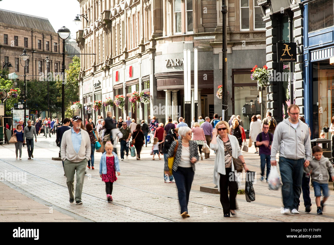 Tayside, Dundee, Écosse, Royaume-Uni, le 29 août 2015.Météo : week-end férié à Dundee. Profitant de la fin de l'été les clients de banque tandis que la chasse aux aubaines météo comme certaines des boutiques du centre-ville sont déjà de la publicité pour leurs vacances de banque 'fin de l'été' sales à Dundee. Credit : Dundee Photographics/Alamy Live News Banque D'Images