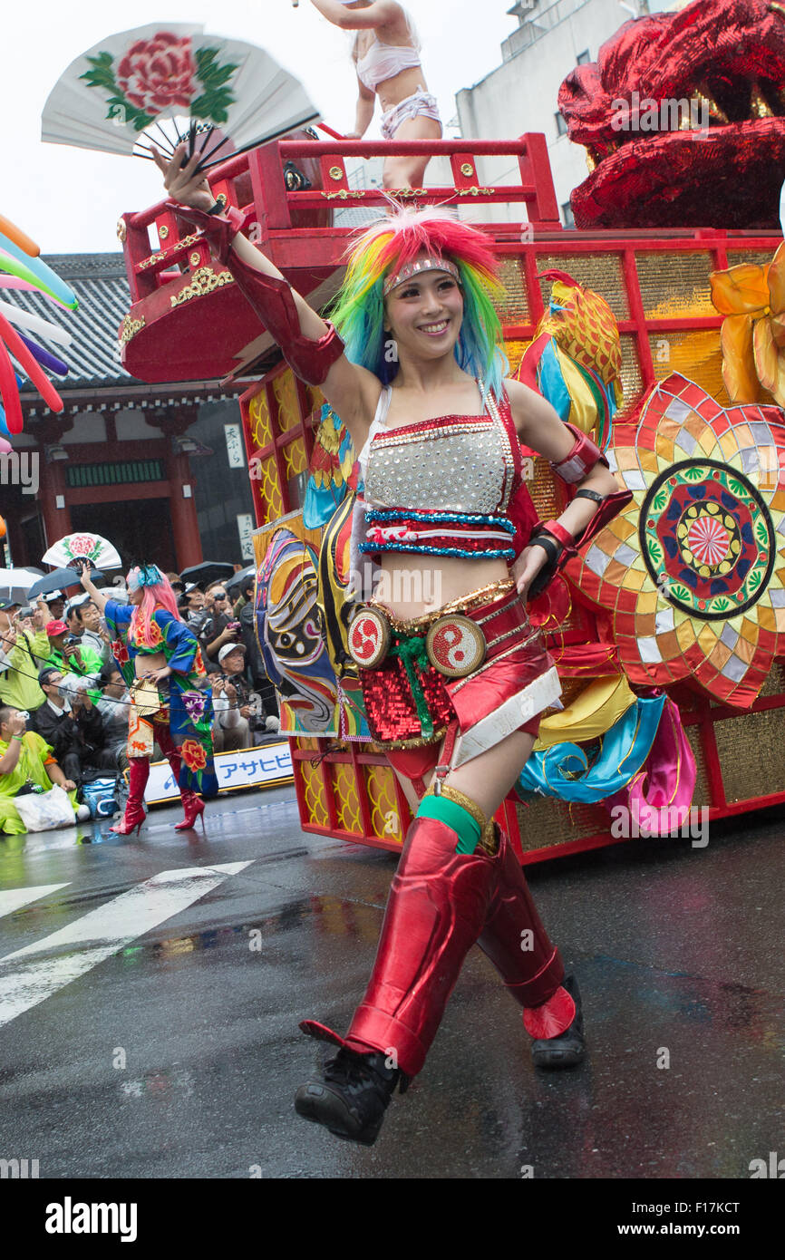 Tokyo, Japon. Août 29, 2015. Les spectacles de danse japonaise au cours de la 34e Carnaval de Samba d'Asakusa de Tokyo, Asakusa, le samedi, 29 août, 2015. Le carnaval de samba annuel a attiré certains des milliers de spectateurs et participants. Credit : AFLO/Alamy Live News Banque D'Images