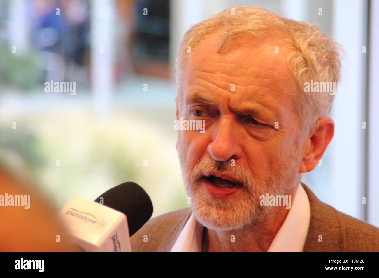 Sheffield, Royaume-Uni. 29 août 2015. Candidat à la direction du Parti du travail, Jeremy Corbyn rencontre les médias dans The Crucible Theatre, Sheffield, Yorkshire du Sud avant d'aborder les membres du public se sont réunis pour un rassemblement. Corbyn reste le favori dans la course à la direction du parti travailliste qui ferme le 10 septembre avec l'annonce des résultats le 12 septembre 2015. Credit : Deborah Vernon/Alamy Live News Banque D'Images