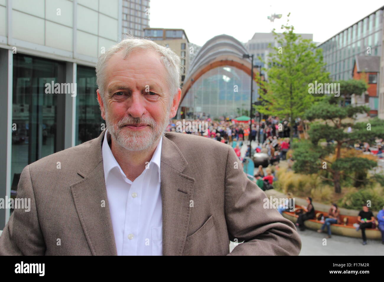 Sheffield, Royaume-Uni. 29 août 2015. Candidat à la direction du Parti du travail, à Jeremy Corbyn le théâtre Crucible surplombant la Place Tudor où les gens ont se sont rassemblés pour écouter le favori dans la course à la direction du parti parler avant qu'il adresse à un public à l'intérieur du théâtre de la ville. La direction de scrutin se termine le 10 septembre avec l'annonce des résultats le 12 septembre 2015. Credit : Deborah Vernon/Alamy Live News Banque D'Images