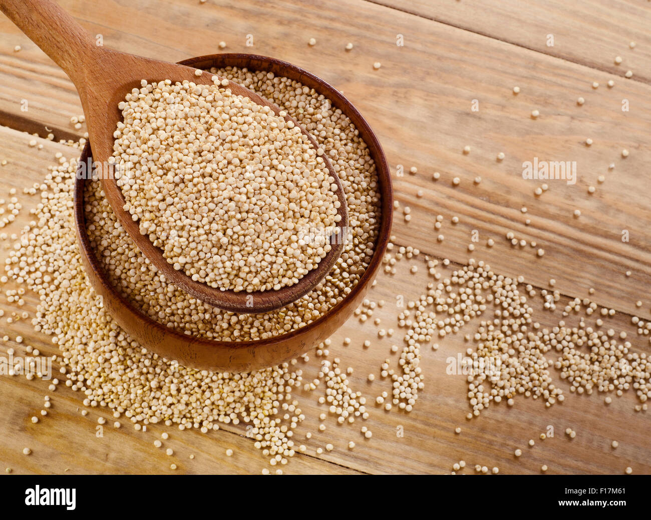 Les graines de quinoa dans une cuillère en bois. Vue d'en haut Banque D'Images