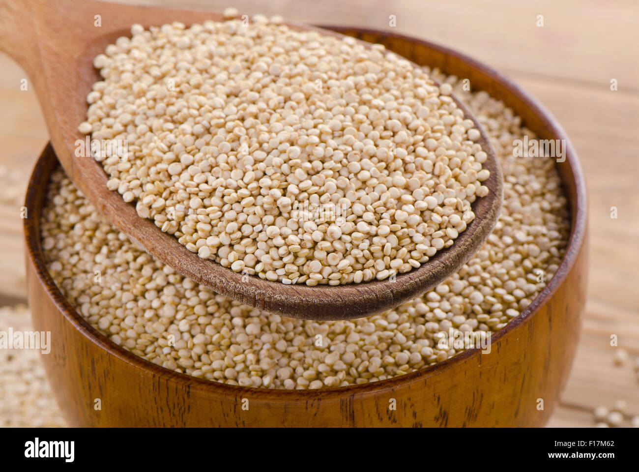 Les graines de quinoa dans une cuillère en bois. Selective focus Banque D'Images
