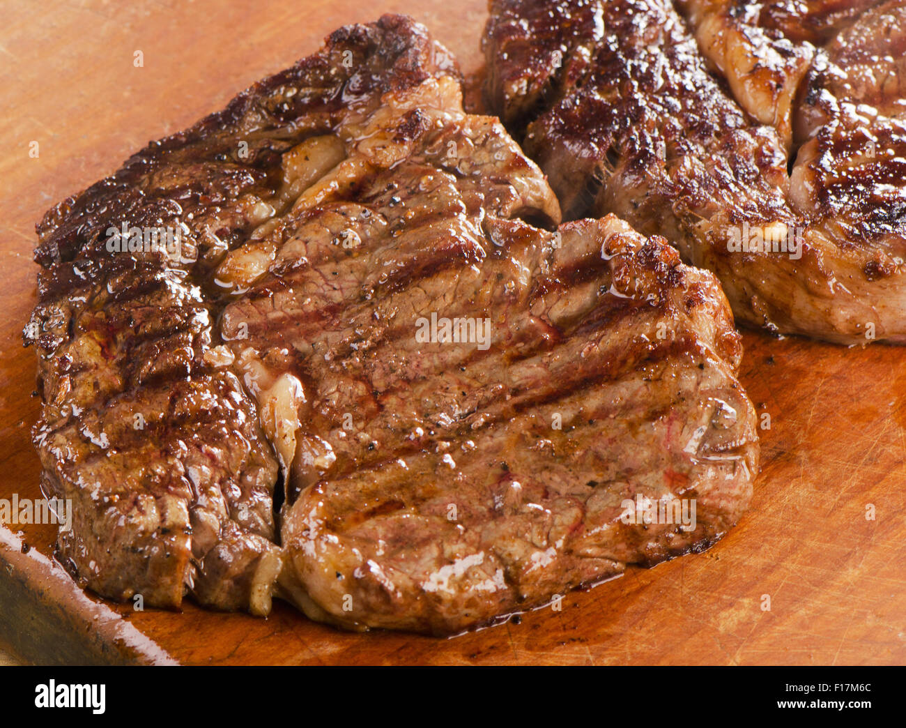 Pavé de boeuf sur planche de bois. Selective focus Banque D'Images