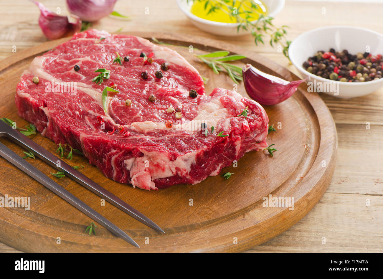 Steak de boeuf cru sur table en bois. Selective focus Banque D'Images