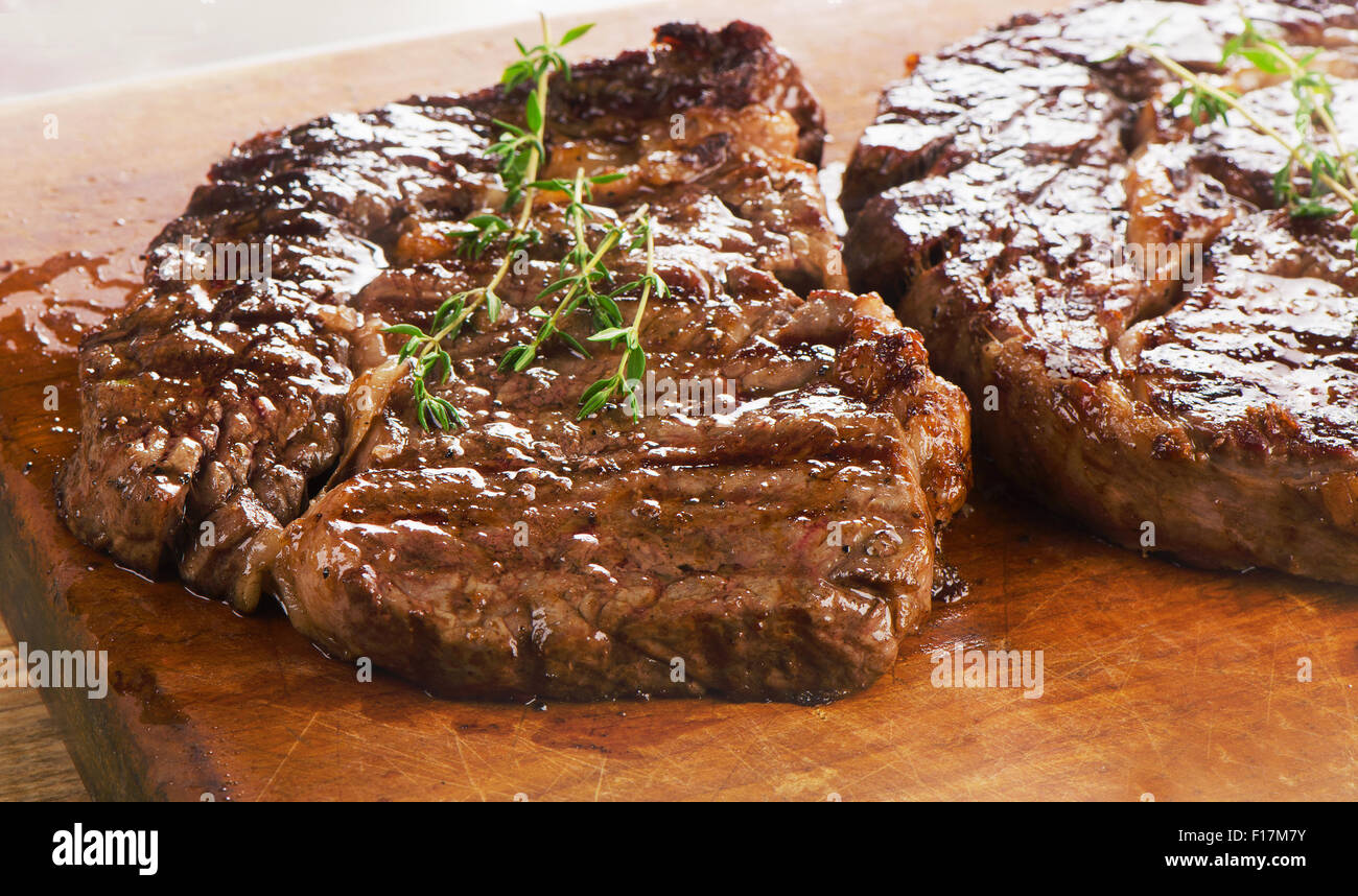 Pavé de boeuf sur une planche de bois. Selective focus Banque D'Images