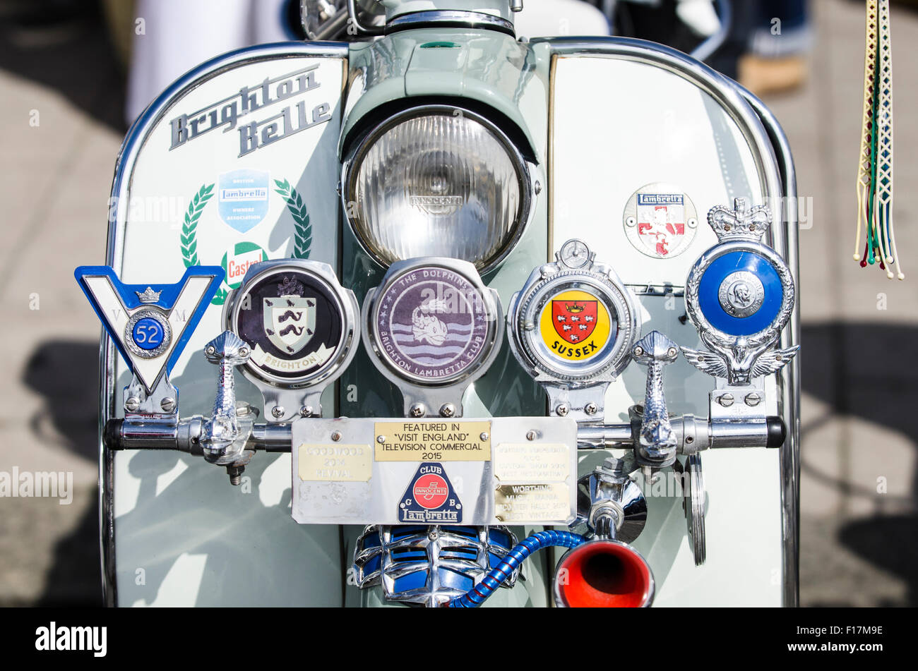 Brighton, Angleterre, Royaume-Uni. 29 août 2015. Jour 2 de la Brighton et moderniste 60s Weekender. Des hordes de cavaliers sont arrivés sur le front de mer de Brighton pour montrer leurs scooters personnalisés au cours de la Banque week-end de vacances. L'événement a lieu de 28 - 30 août 2015. © Francesca Moore/Alamy Live News Crédit : Francesca Moore/Alamy Live News Banque D'Images