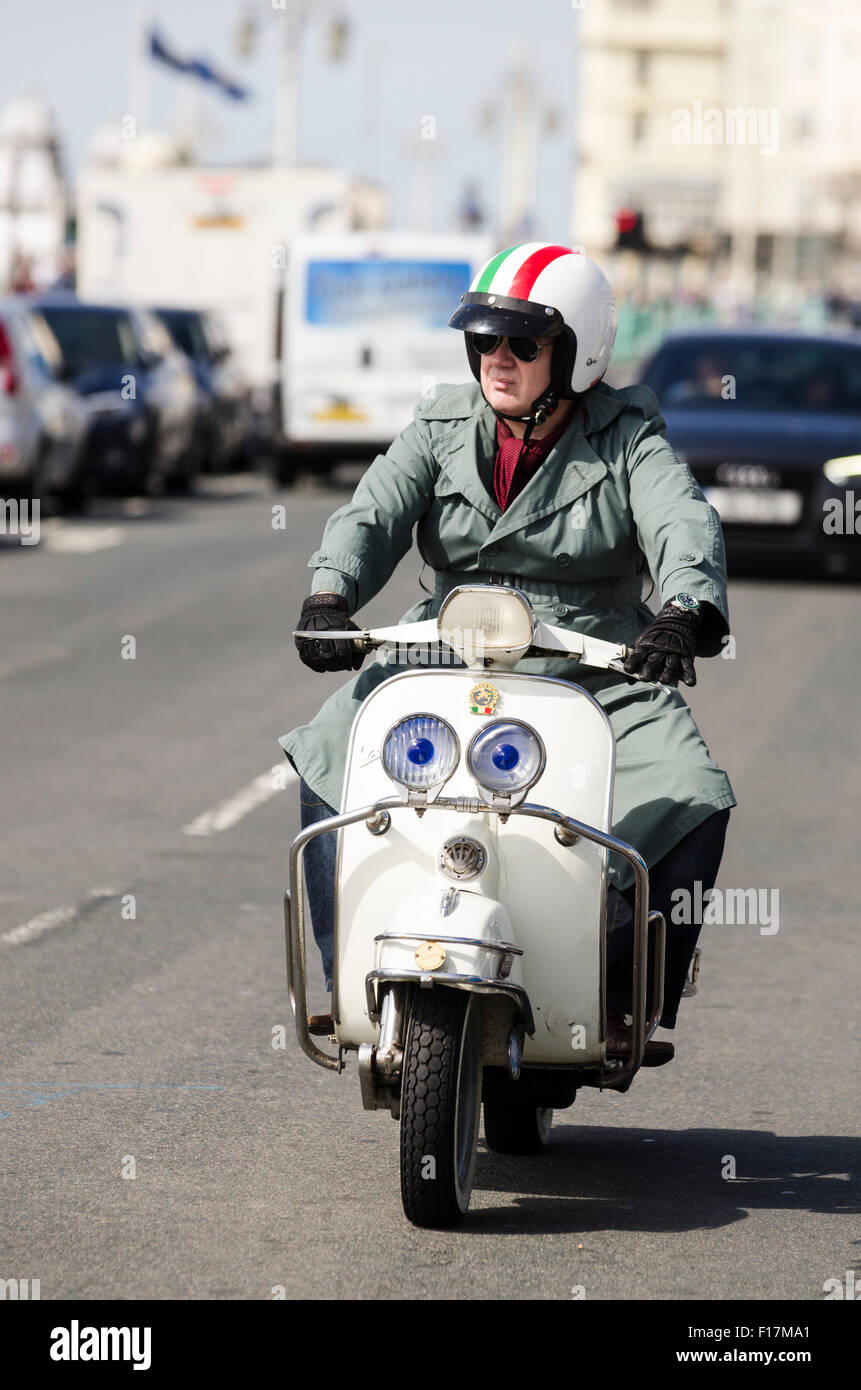 Brighton, Angleterre, Royaume-Uni. 29 août 2015. Jour 2 de la Brighton et moderniste 60s Weekender. Des hordes de cavaliers sont arrivés sur le front de mer de Brighton pour montrer leurs scooters personnalisés au cours de la Banque week-end de vacances. L'événement a lieu de 28 - 30 août 2015. © Francesca Moore/Alamy Live News Crédit : Francesca Moore/Alamy Live News Banque D'Images