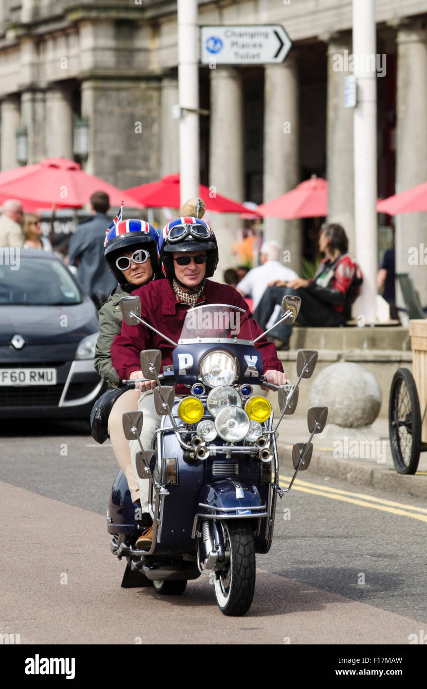 Brighton, Angleterre, Royaume-Uni. 29 août 2015. Jour 2 de la Brighton et moderniste 60s Weekender. Des hordes de cavaliers sont arrivés sur le front de mer de Brighton pour montrer leurs scooters personnalisés au cours de la Banque week-end de vacances. L'événement a lieu de 28 - 30 août 2015. © Francesca Moore/Alamy Live News Crédit : Francesca Moore/Alamy Live News Banque D'Images