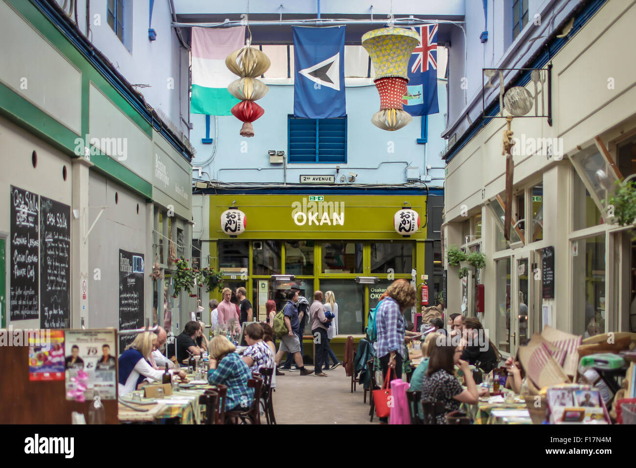 Marché de Village de Brixton, Londres, Royaume-Uni. Les gens profiter de la nourriture et boissons à Brixton Village, Brixton's célèbre marché couvert. Banque D'Images