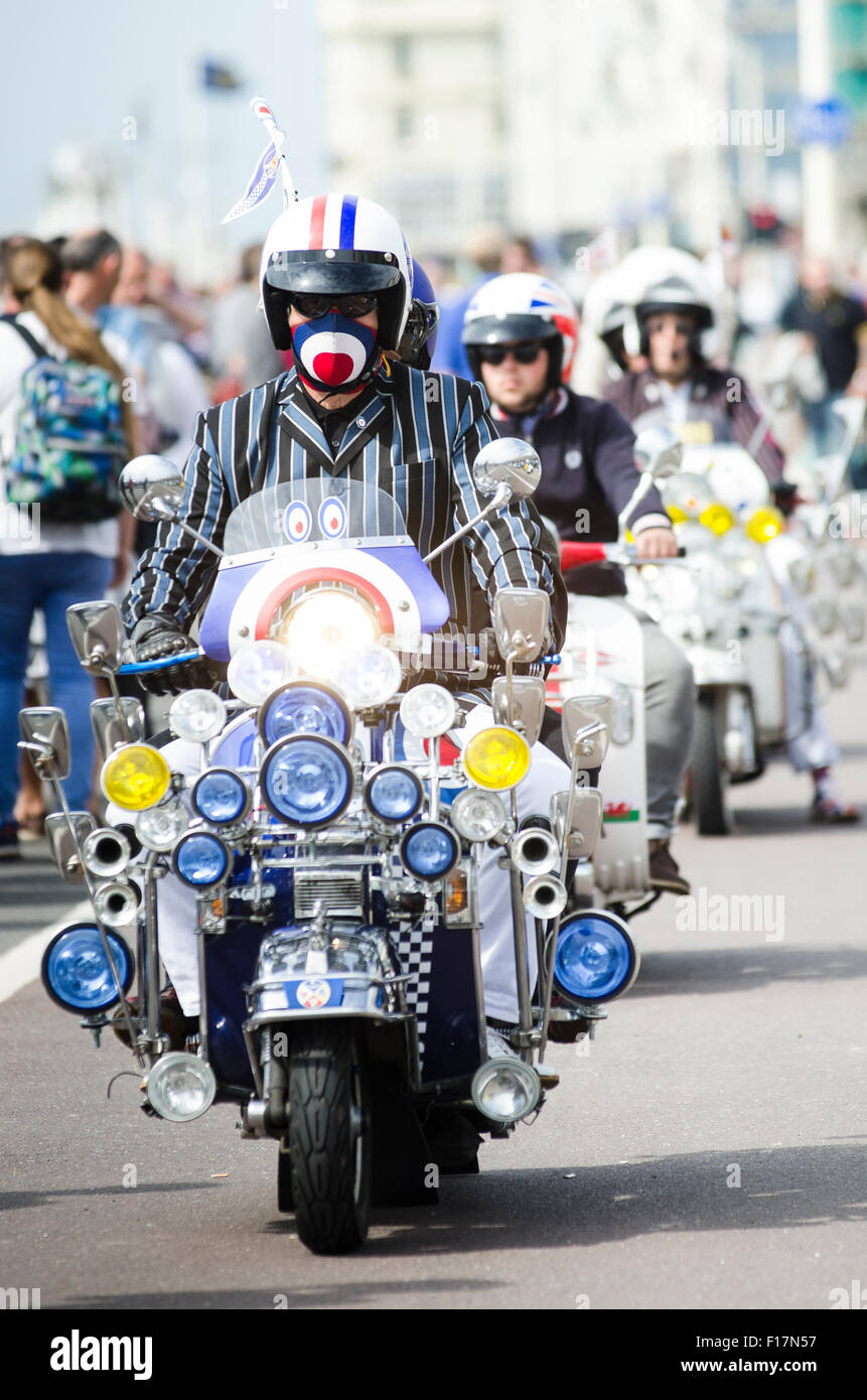Brighton, Angleterre, Royaume-Uni. 29 août 2015. Jour 2 de la Brighton et moderniste 60s Weekender. Des hordes de cavaliers sont arrivés sur le front de mer de Brighton pour montrer leurs scooters personnalisés au cours de la Banque week-end de vacances. L'événement a lieu de 28 - 30 août 2015. © Francesca Moore/Alamy Live News Crédit : Francesca Moore/Alamy Live News Banque D'Images