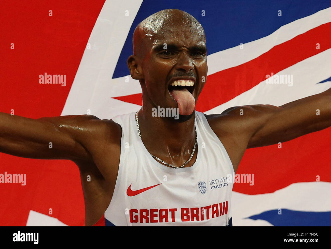 Beijing, Chine. Août 29, 2015. Mohamed Farah de Grande-bretagne célèbre après avoir remporté la finale du 5000 m hommes pendant les Championnats du monde IAAF 2015 au Stade National, également connu sous le nom de nid d'oiseau, à Beijing, Chine, 29 août 2015. Photo : Christian Charisius/dpa/Alamy Live News Banque D'Images