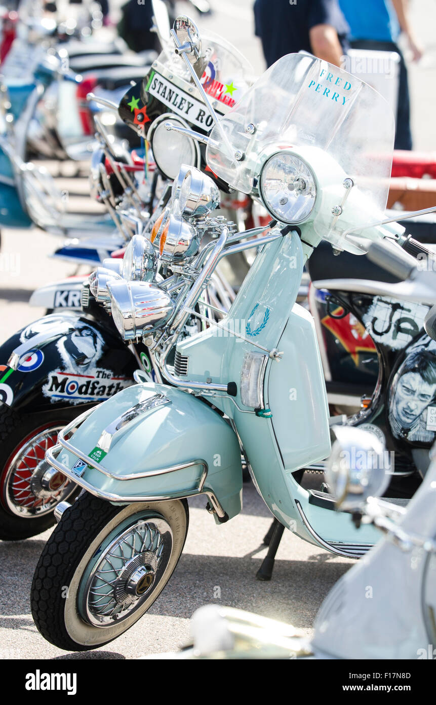 Brighton, Angleterre, Royaume-Uni. 29 août 2015. Jour 2 de la Brighton et moderniste 60s Weekender. Des hordes de cavaliers sont arrivés sur le front de mer de Brighton pour montrer leurs scooters personnalisés au cours de la Banque week-end de vacances. L'événement a lieu de 28 - 30 août 2015. © Francesca Moore/Alamy Live News Crédit : Francesca Moore/Alamy Live News Banque D'Images